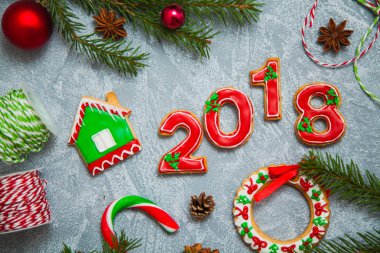 Yılbaşı yeni yıl arka plan tebrik kartı gingerbread şeker köknar ağacı 