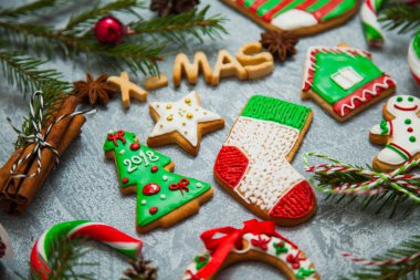 Yılbaşı yeni yıl arka plan tebrik kartı gingerbread şeker köknar ağacı 