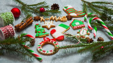 Yılbaşı yeni yıl arka plan tebrik kartı gingerbread şeker köknar ağacı 