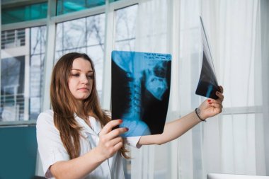 Genç profesyonel kadın doktor bir ziyaret sırasında hastanın x-ray, insan kürek incelenmesi. Sağlık Tıp kavramı