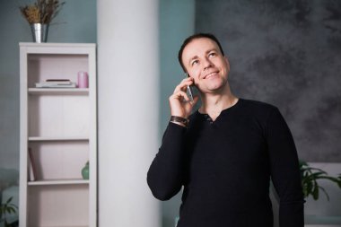 Office telefonla konuşan mutlu adam. Çalışma yer, başarı ve tatmin gülümseyen iş adamı. Kopya alanı