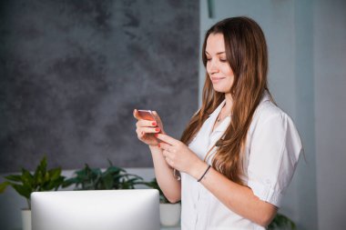 Kadın doktor danışmanlık hasta tarafından cep telefonu. Tanı klinik telefonla görüşmek. Sağlık Tıp teşhis kavramı