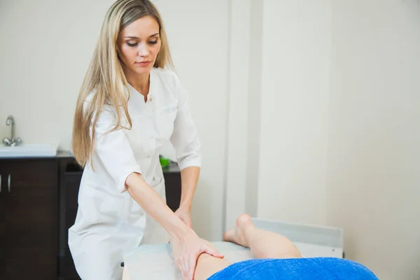 Ung Kvinna Med Massage Spa Skönhetssalong Kosmetolog Massör Massera Kvinnliga — Stockfoto