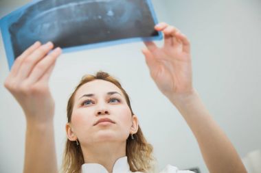 Kadın doktor diş hekimi insan çene x-ray incelenmesi