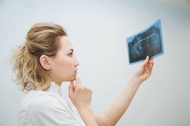 Kadın doktor diş hekimi insan çene x-ray incelenmesi