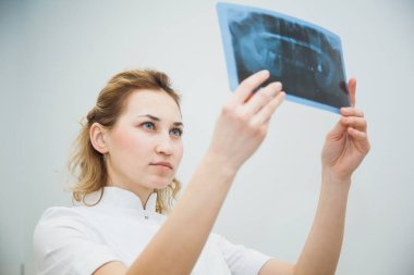 Kadın doktor diş hekimi insan çene x-ray incelenmesi