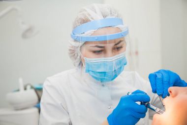 Diş çürüğü tedavi diş Kliniği ofisi.