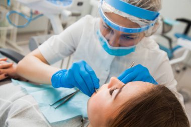 Diş çürüğü tedavi diş Kliniği ofisi.