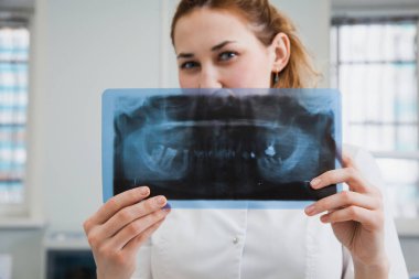Kadın doktor diş hekimi insan çene x-ray incelenmesi
