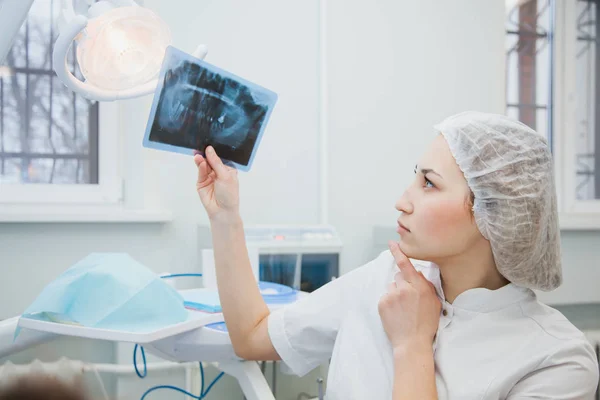 Kobieta lekarz dentysta badanie rentgenowskie ludzkiej szczęki — Zdjęcie stockowe
