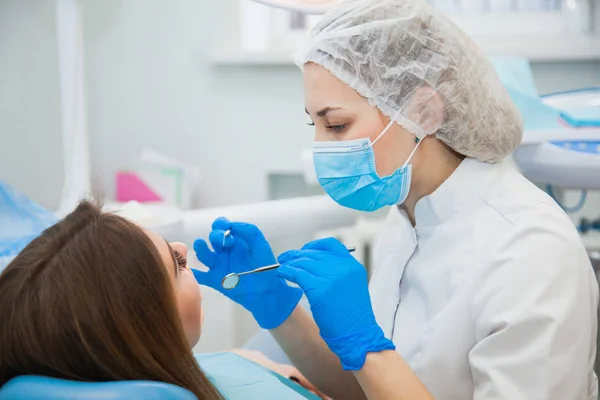 Dentysta leczenie próchnicy w urzędzie Klinika stomatologiczna. — Zdjęcie stockowe