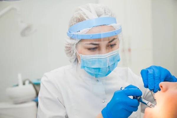 Diş çürüğü tedavi diş Kliniği ofisi.