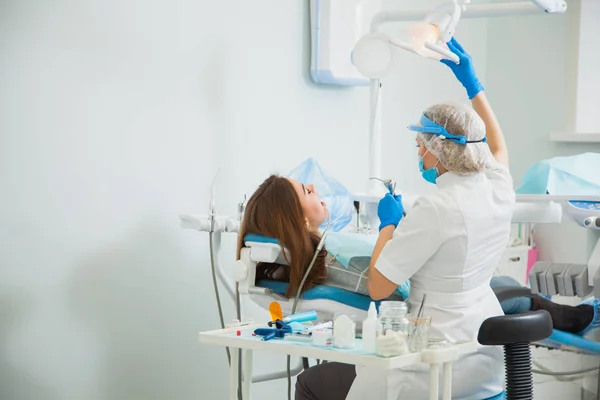 Dentysta leczenie próchnicy w urzędzie Klinika stomatologiczna. — Zdjęcie stockowe