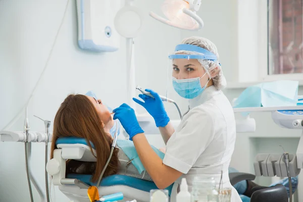 Diş çürüğü tedavi diş Kliniği ofisi.