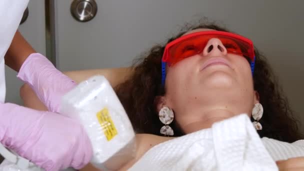 Laser-Haarentfernung, Photoepilation, Körper- und Hautpflegekonzept — Stockvideo