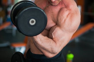 İyi donanımlı spor salonunda ağırlık kaldıran vücut geliştirici..