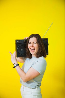 Geçmişe dönük müzik çalan mutlu genç kadın.