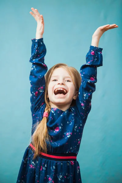 Šťastná potěšená dívka v džínové bundě úsměv s rukama nahoru. — Stock fotografie