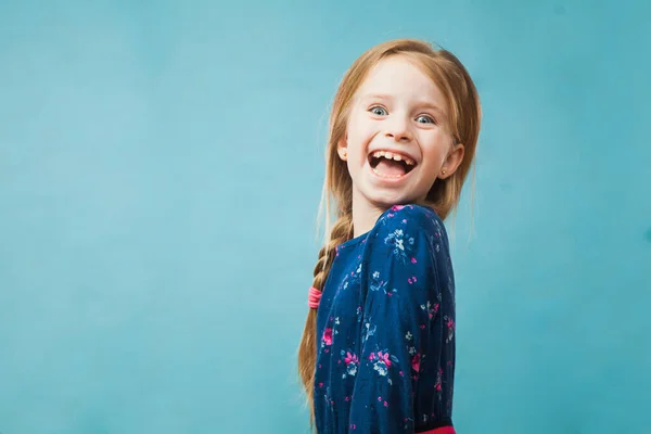 Šťastná potěšená dívka v ležérní modré šaty úsměv. — Stock fotografie