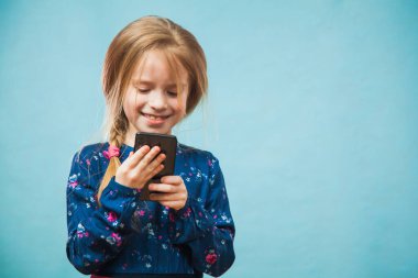 Akıllı telefon kullanan, mesaj atan mutlu bir kız..