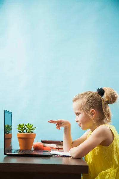Criança pré-adolescente feliz aprende lições em casa pela internet on-line em quarentena — Fotografia de Stock