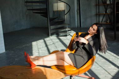 Evde akıllı telefon kullanan güzel seksi blogcu.