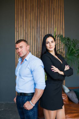 Ev stüdyosundaki seksi, şık iş adamları..