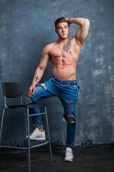 Senkrechte Aufnahme eines muskulösen Mannes mit nacktem Oberkörper. — Stockfoto