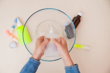 Sümük yapmak, adım adım talimat, adım bir, kırtasiye yapıştırıcısı ekle.