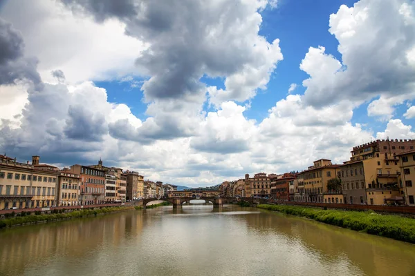 Florence, Toskana, İtalya'nın merkezinde Arno Nehri kadar görüntülemek