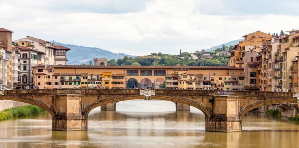 Florence, Toskana, İtalya'nın merkezinde Arno Nehri kadar görüntülemek