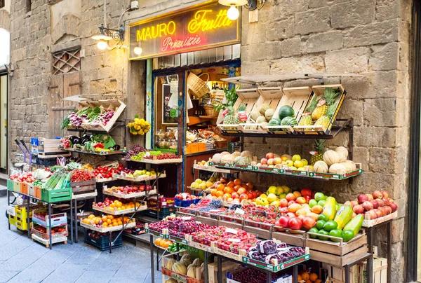 Florencja, Toskania, Włochy - 06 czerwca 2016: Sprzedawca owoców w c — Zdjęcie stockowe