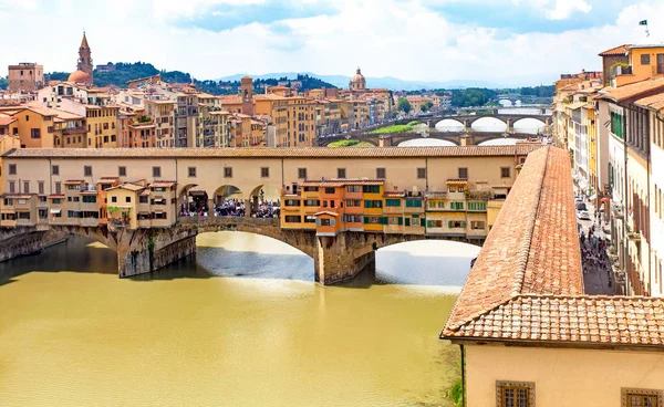Arno Nehri Floransa, Toskana, İtalya kadar görüntülemek.