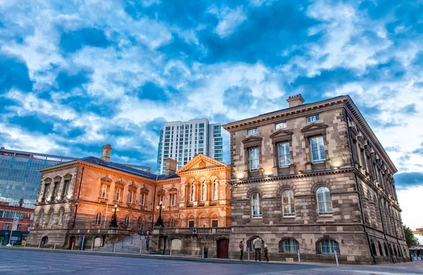 Belfast, County Antrim, Észak-Írország - 2016. augusztus 22.: Custom House és a Belfast belvárosában Obel szövegek-torony. — Stock Fotó