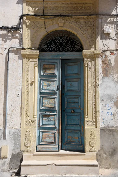 Geleneksel mavi kapı Tunis eski şehir 