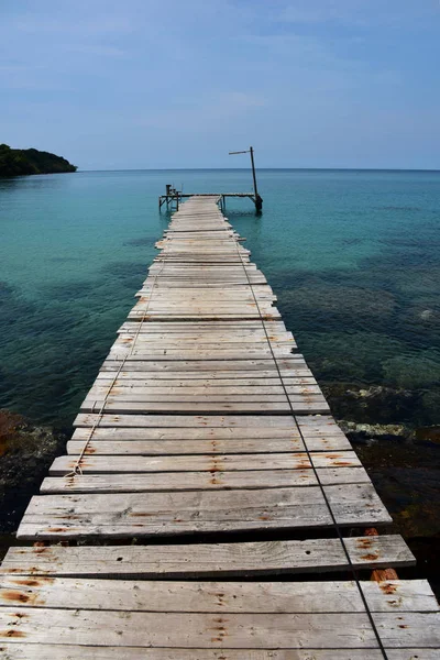 Yağmur sonra yalnız pier.