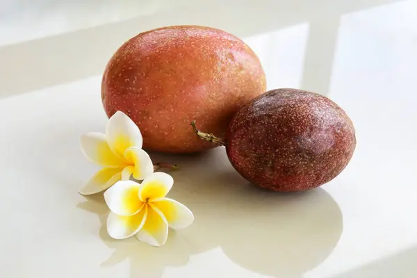 Tropikal meyve ile natürmort. Passionfruits. 