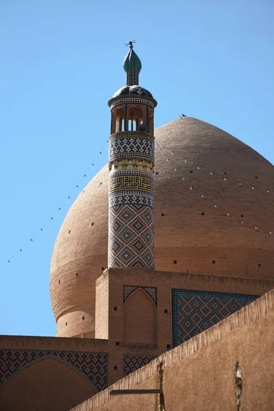 İran. Kaşan. Ağa Bozorg Camii. Kubbe ve Minare görünümü. 