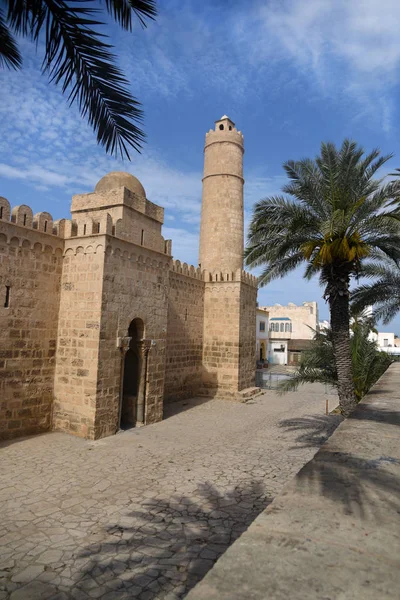 Antica fortezza nel centro storico di Sousse. La porta della fortezza . — Foto Stock