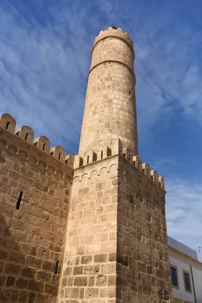 Murami starego miasta Sousse. Minaret wieża. — Zdjęcie stockowe