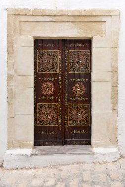 Sousse eski şehir içinde çiçek geleneksel süsleme ile güzel kahverengi kapı. 