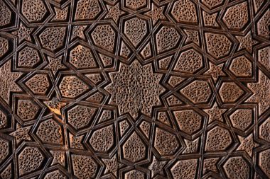  Yıldız şeklinde geleneksel oryantal geometrik desen. Bir oyma ahşap kapı parçası.  