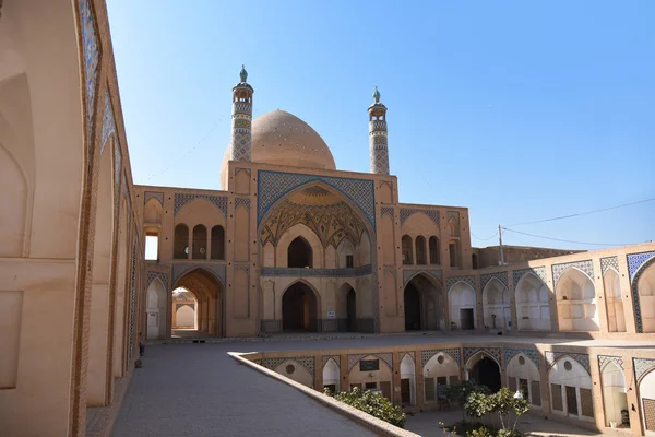 Cami avlusu. İran. Kaşan. Ağa Bozorg Camii 