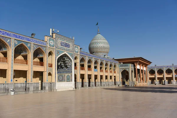 Cami-Türbesi Şah Cheragh önünde kare. Şiraz, Iran. 