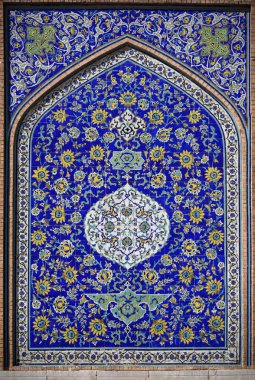Çiçek desenli. Cephe dekoratif unsur. Şeyh Lütfullah Camii. Nakş-ı Cihan Meydanı, Isfahan, Iran.