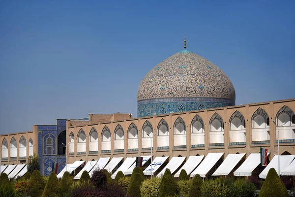 Şeyh Lütfullah Camii ayakta Nakş-ı Cihan Meydanı, Isfahan, Iran doğu tarafındaki.