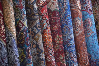 Kumaşlar geleneksel Fars desenleri ile. Kapalı Çarşı, Nakş-ı Cihan Meydanı, Isfahan, Iran 