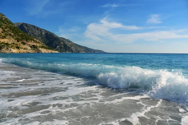 Pláž Ölüdeniz. Středozemní moře, pobřeží Turecka. — Stock fotografie