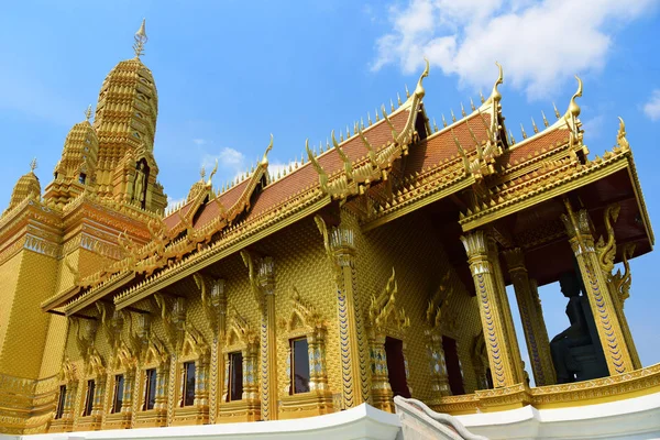 Prachtige gouden paleis, een tempel in het oude stadspark "Muang Boran", Samut Prakan provincie. Thailand — Stockfoto