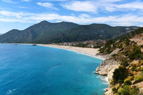 Dağdan Ölüdeniz ve parlak mavi deniz için görüntüleyin. Akdeniz. Türkiye'nin sahil.